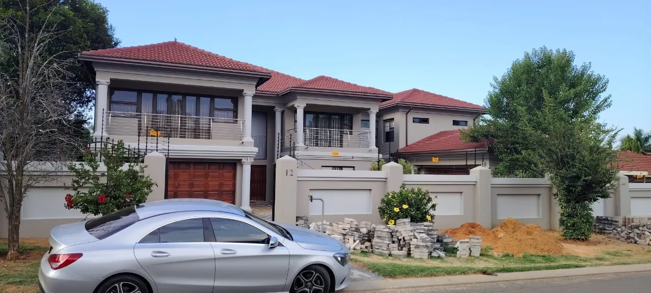 Double-storey home with bronze fascia boards and downpipes, galvanised gutters and stainless steel balcony balustrades